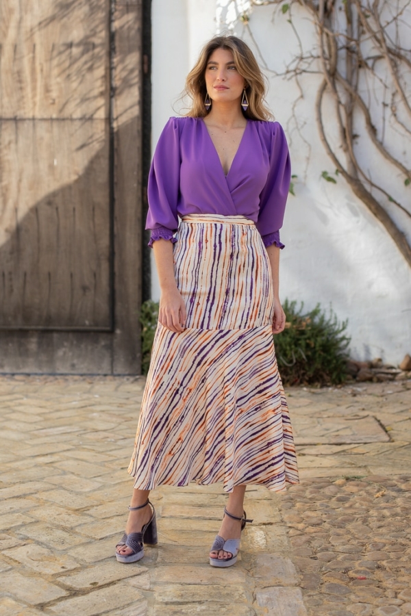 falda de rayas violeta